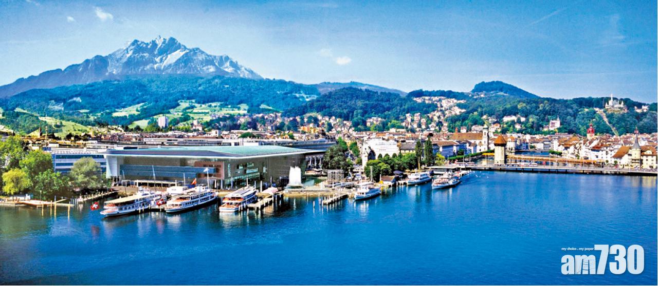 文化中心坐落在琉森湖畔,交通方便。