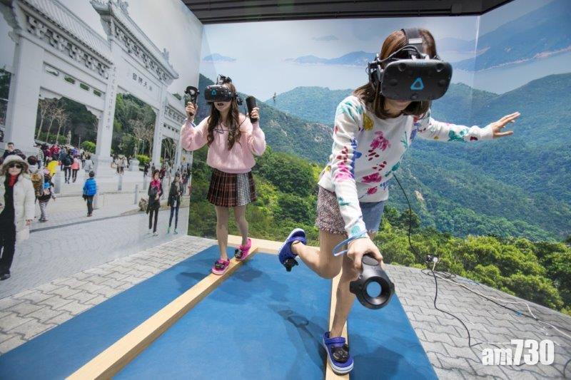 在「高空索道行」中,化身纜車工程人員,行走高空纜索。