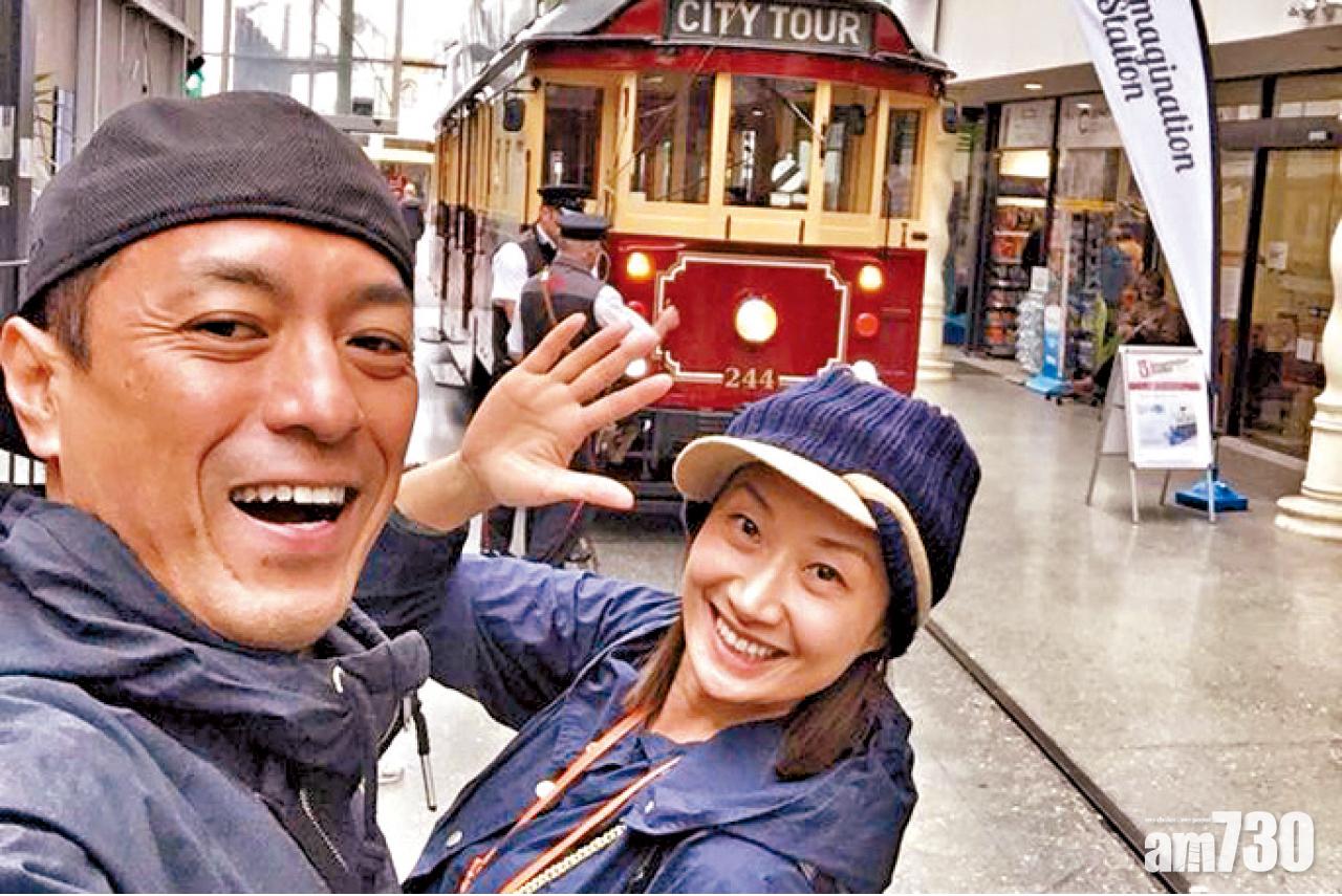 黑仔與太太(金慧英)非常恩愛,早前往外地拍戲,太太亦隨行照顧。