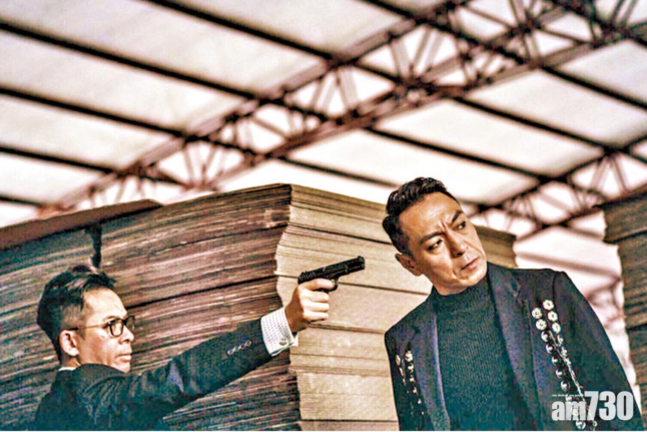 黑仔在年多前拍的網劇《無間道》,現於無綫播放,一對smokey eye加黑色gel甲造型,非常搶眼。