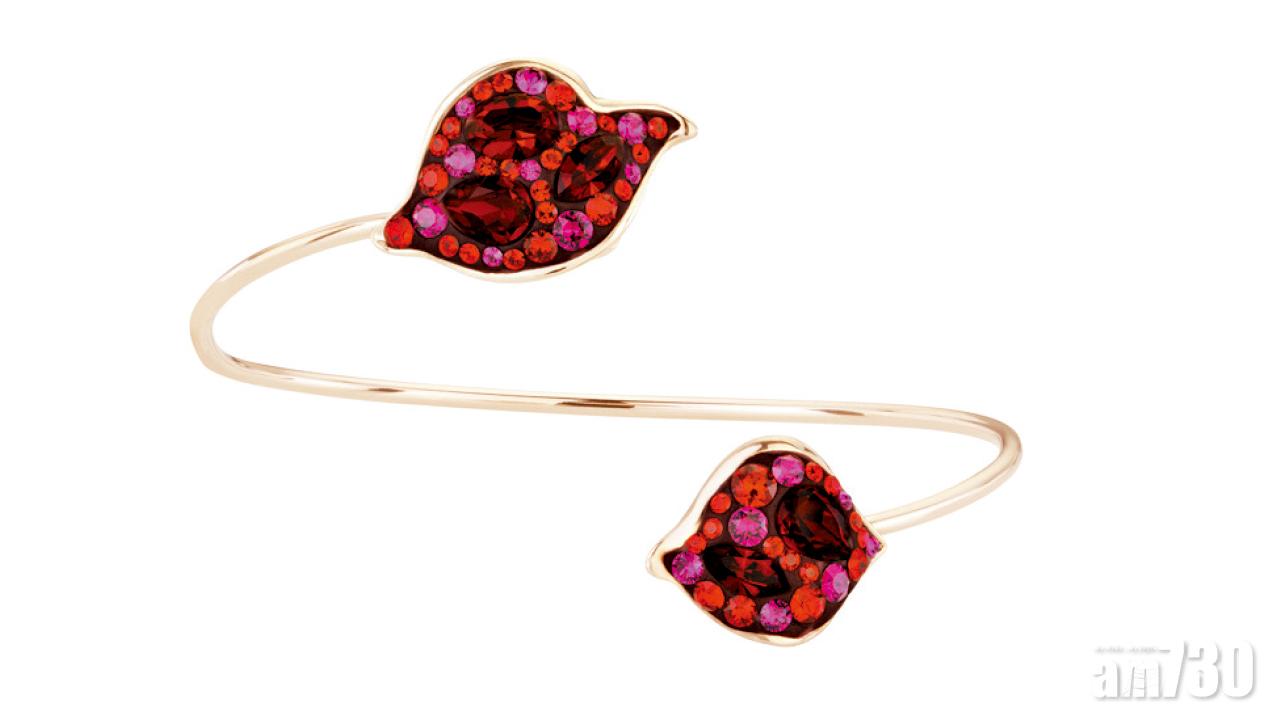 Atelier Swarovski亞太區獨家系列花辰月夕Small Cuff $1,760,璀璨的茶花花瓣,鍍18K玫瑰金花瓣上,再點綴手工鑲嵌的施華洛世奇仿水晶,閃耀奪目。