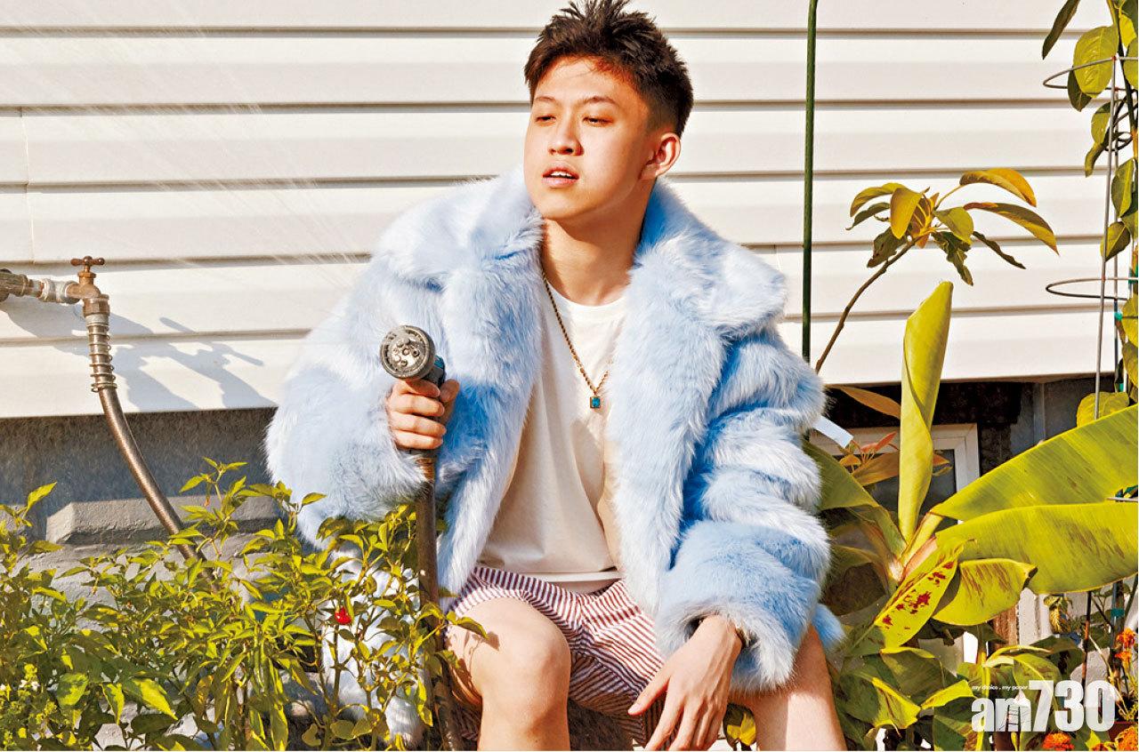 Rich Brian的新造型,根本就是當年《食神》裡面史提芬.周的打扮。