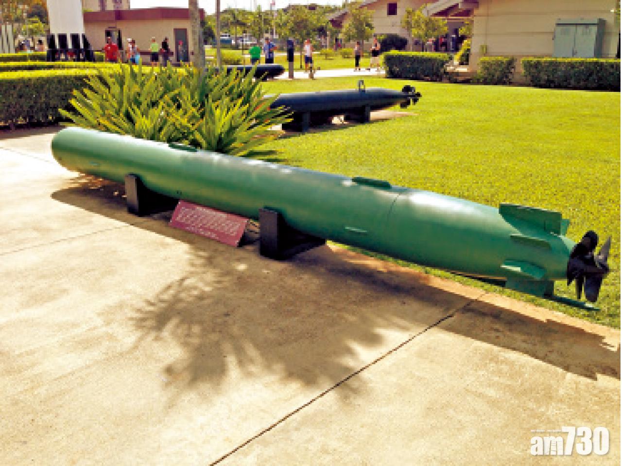 亞利桑那號之船錨重達19,585磅,連同部分飛彈展品放於園區入口。