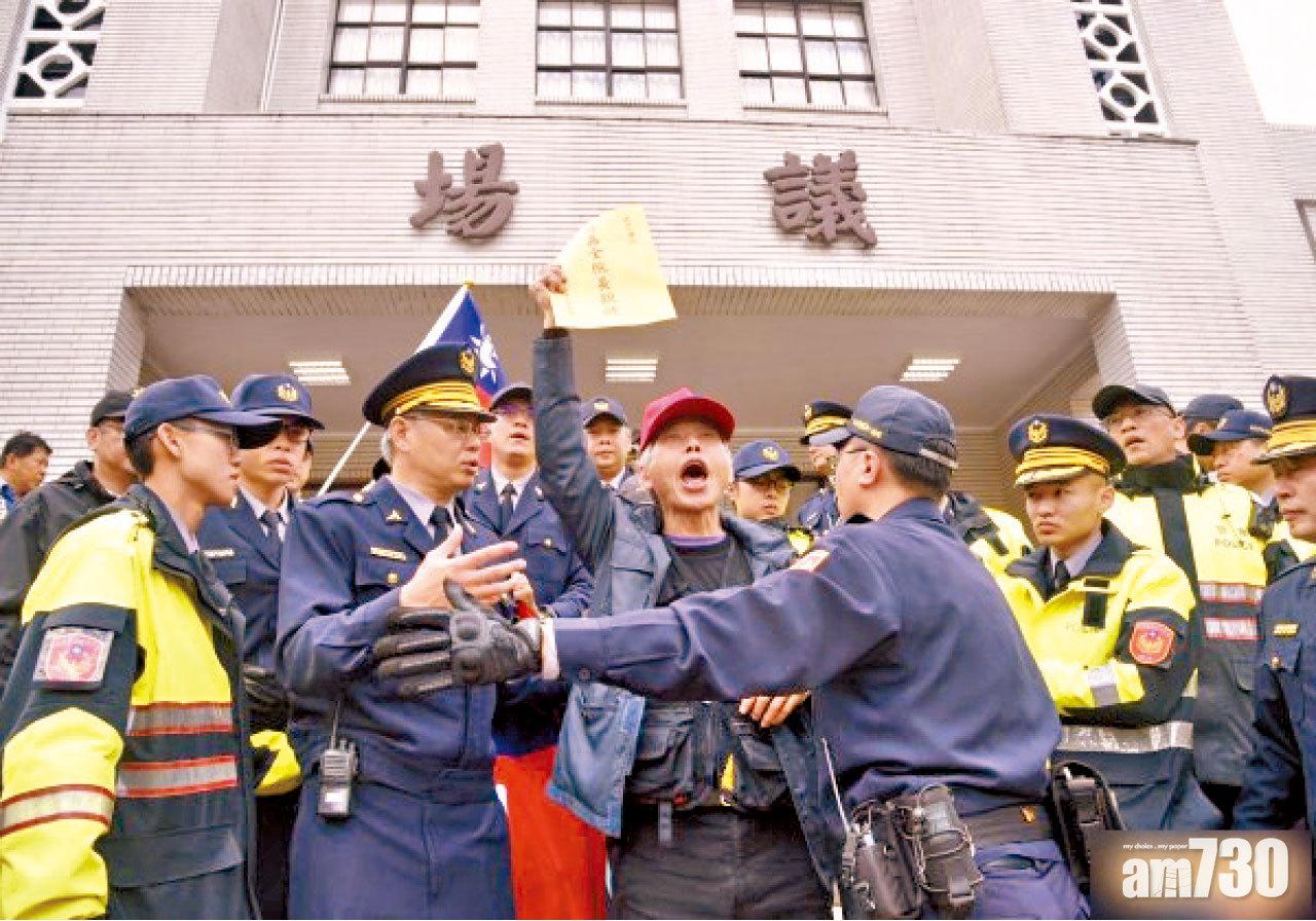 反年改團體在立法院外抗議。(互聯網)