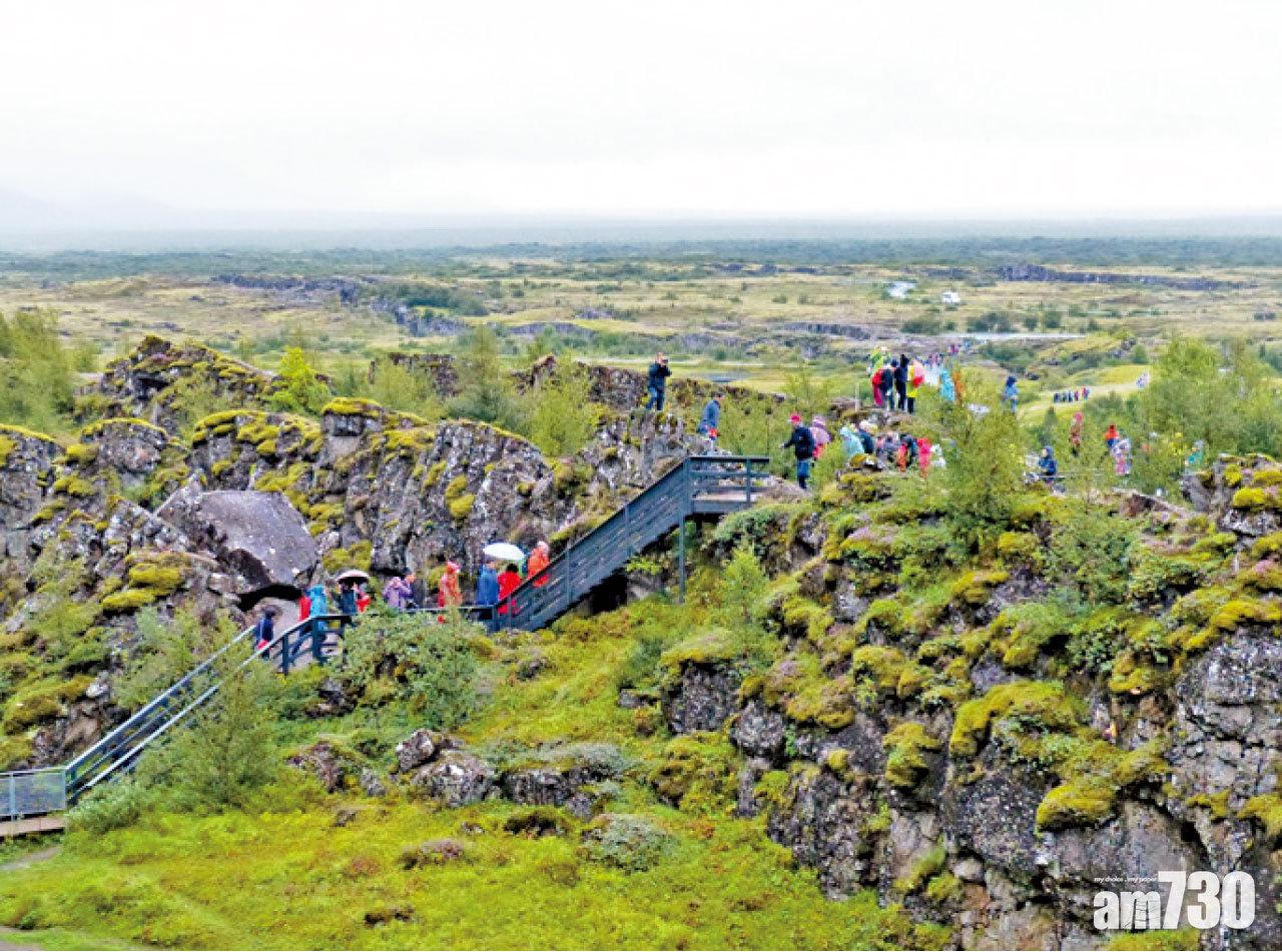 部分地段搭建了木橋橫跨大裂縫。