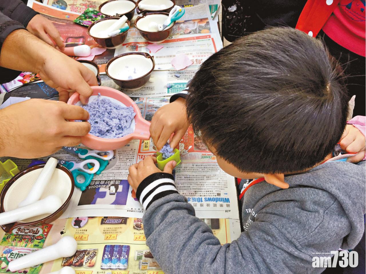 義工導師從旁講解及協助小朋友製作「紙種植物」:首先將廢紙攪碎成漿,代替泥土,並放進模具成形,放入種子讓它發芽。