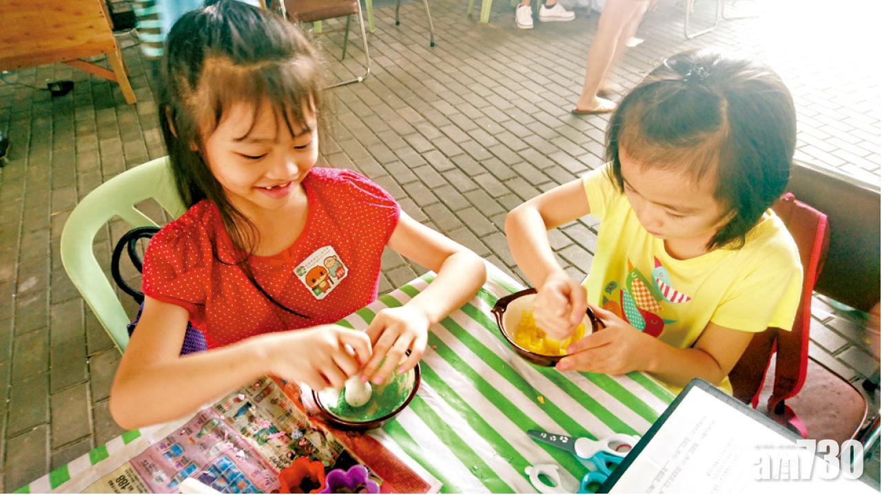 小朋友參與廢紙代替泥土的製作過程,體驗廢物重用,有助加強環保意識。