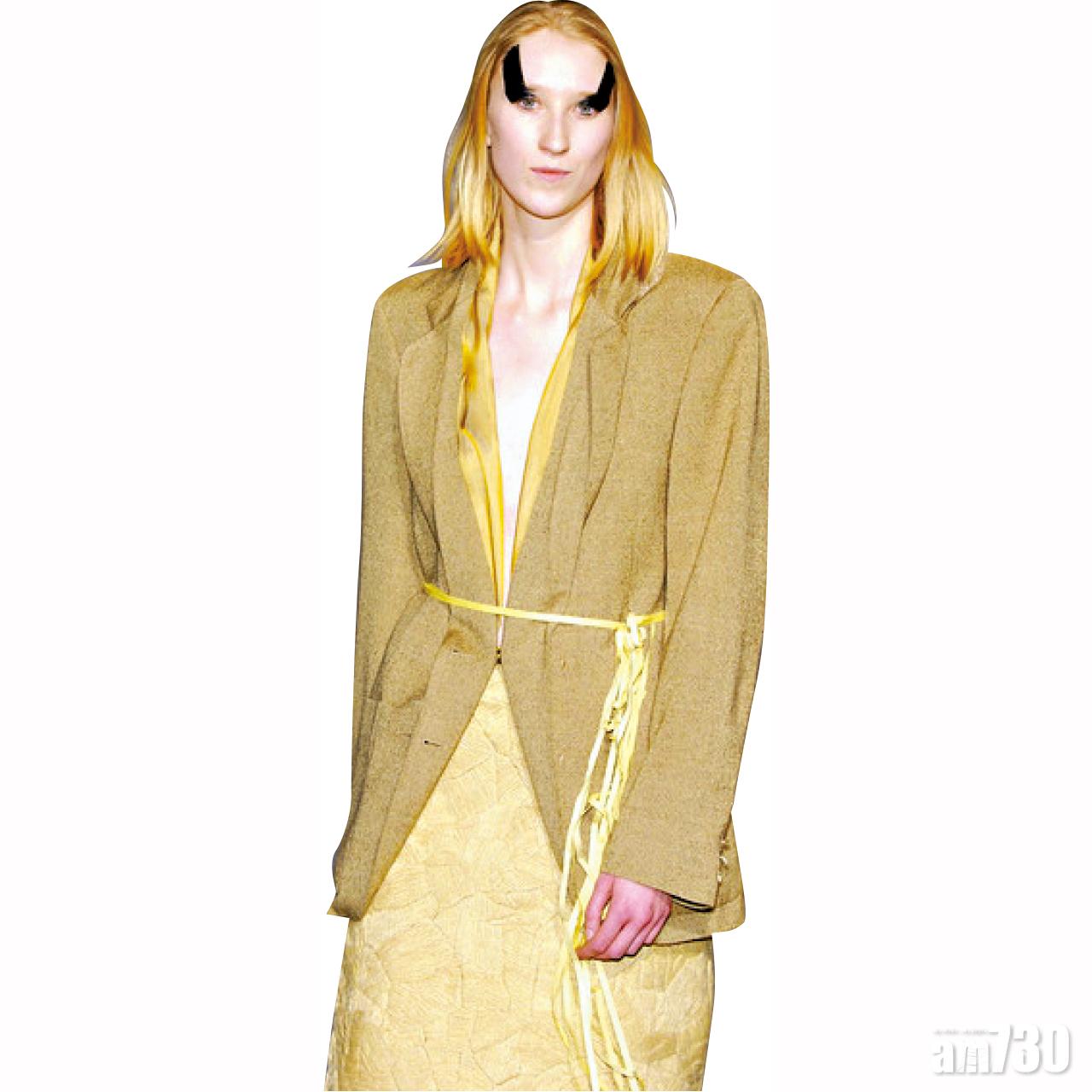 2003秋冬反領西裝褸,當年半價$3,500,以小記微薄人工,都幾肉赤,但好保值,現在二手價可以去到逾5千多元。