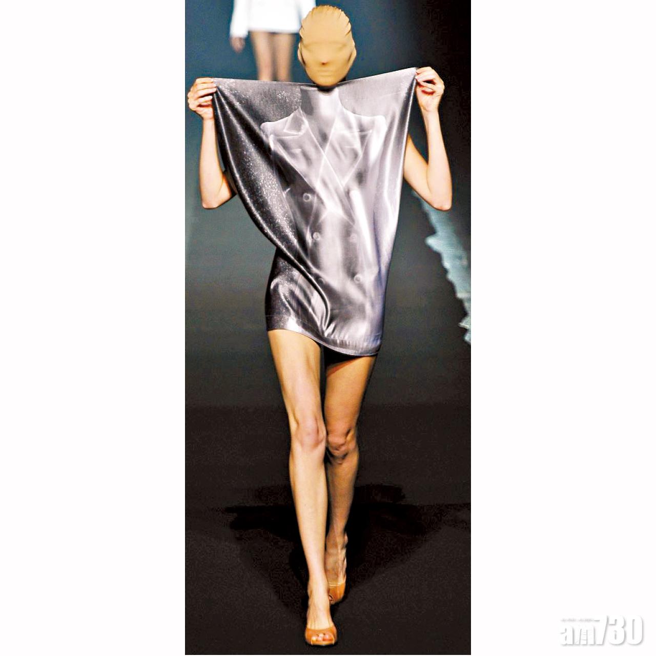 2009春夏最後一季開場的dress scarf,印上是「罵治」第一季開場的debut look,非常有紀念價值,珍藏到唔捨得著。