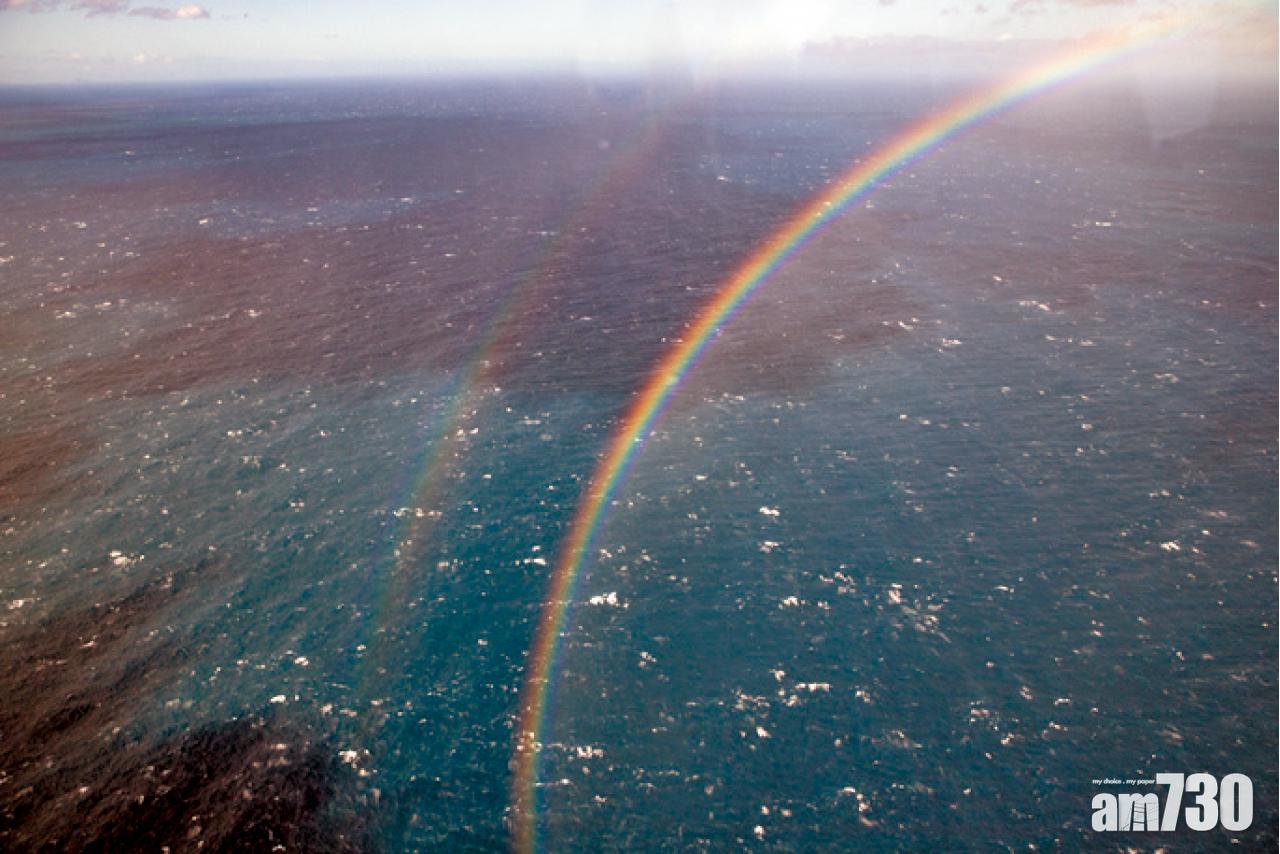 可愛島中央部分雨量較多,岸邊反而經常可見陽光,因此旅客幾乎每日都會見到幾次彩虹甚至雙彩虹,坐直升機穿梭彩虹更是夢幻體驗。