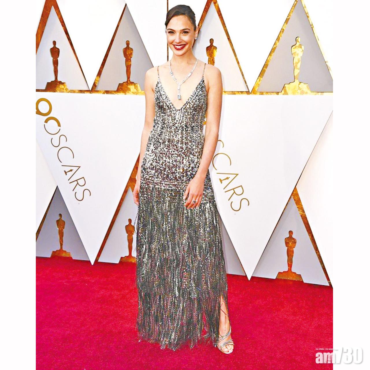 「神奇女俠」姬嘉鐸(Gal Gadot)以Givenchy深V流蘇晚裝,配Tiffany的珠寶現身,狂野奢華中帶點復古典雅。