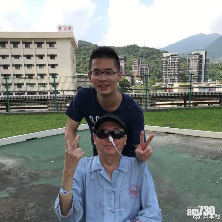 李戡去年8月曾貼出與父親合照。