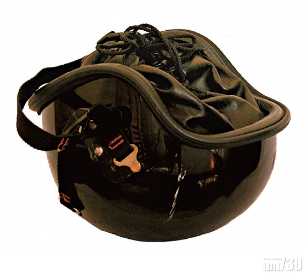 原裝MMM 06秋冬頭盔袋,據聞「罵治」本身也是鐵騎士,將自己喜好融入設計,簡直是genius。