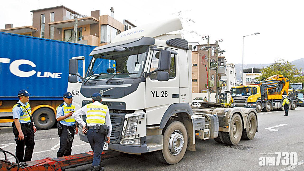 肇事貨車被扣查。(黃文山攝)