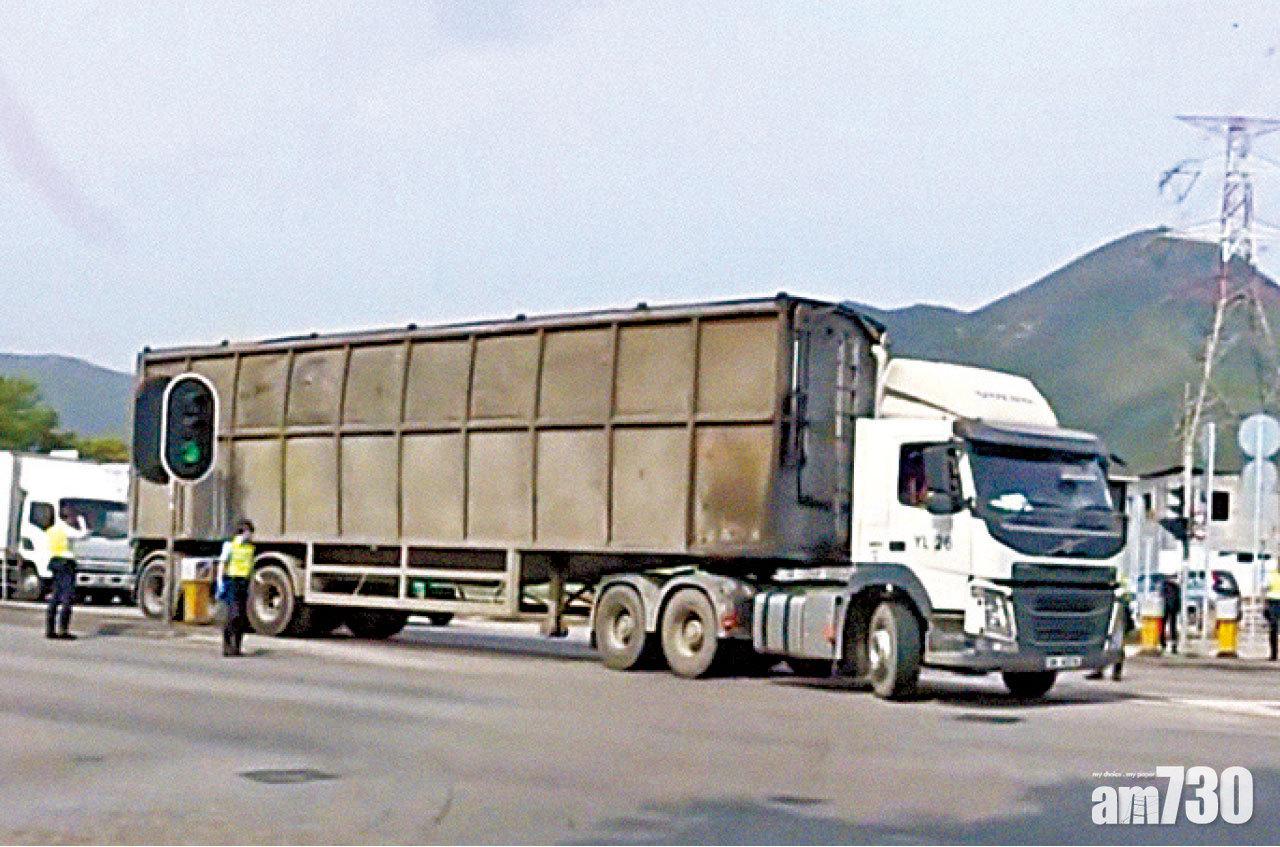 貨車駛返現場被截停。