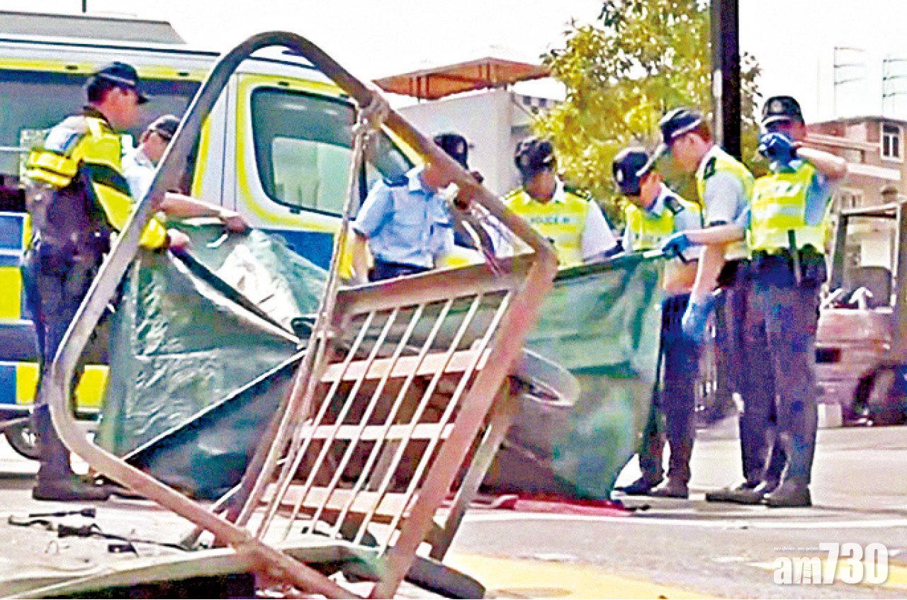 老婦被撞後,手推車亦翻側。