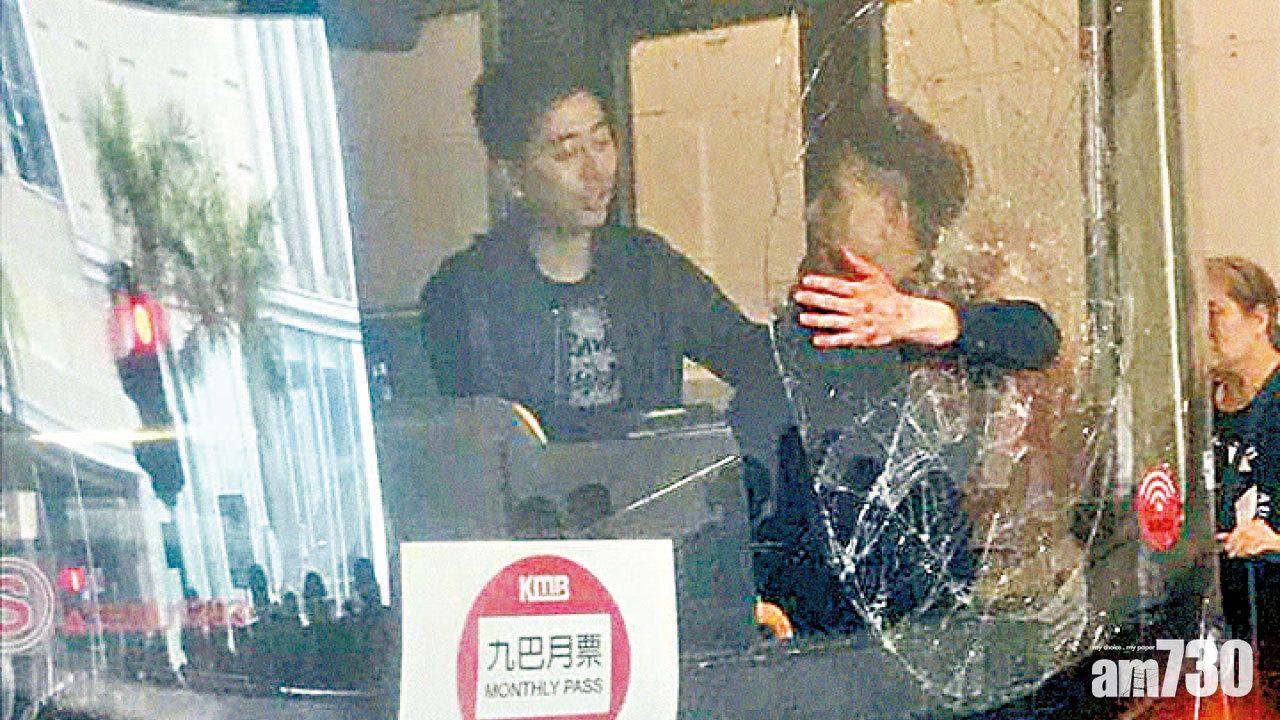 男子擊穿玻璃後,將染血手伸出車外。(Fb香港突發討論區圖片)