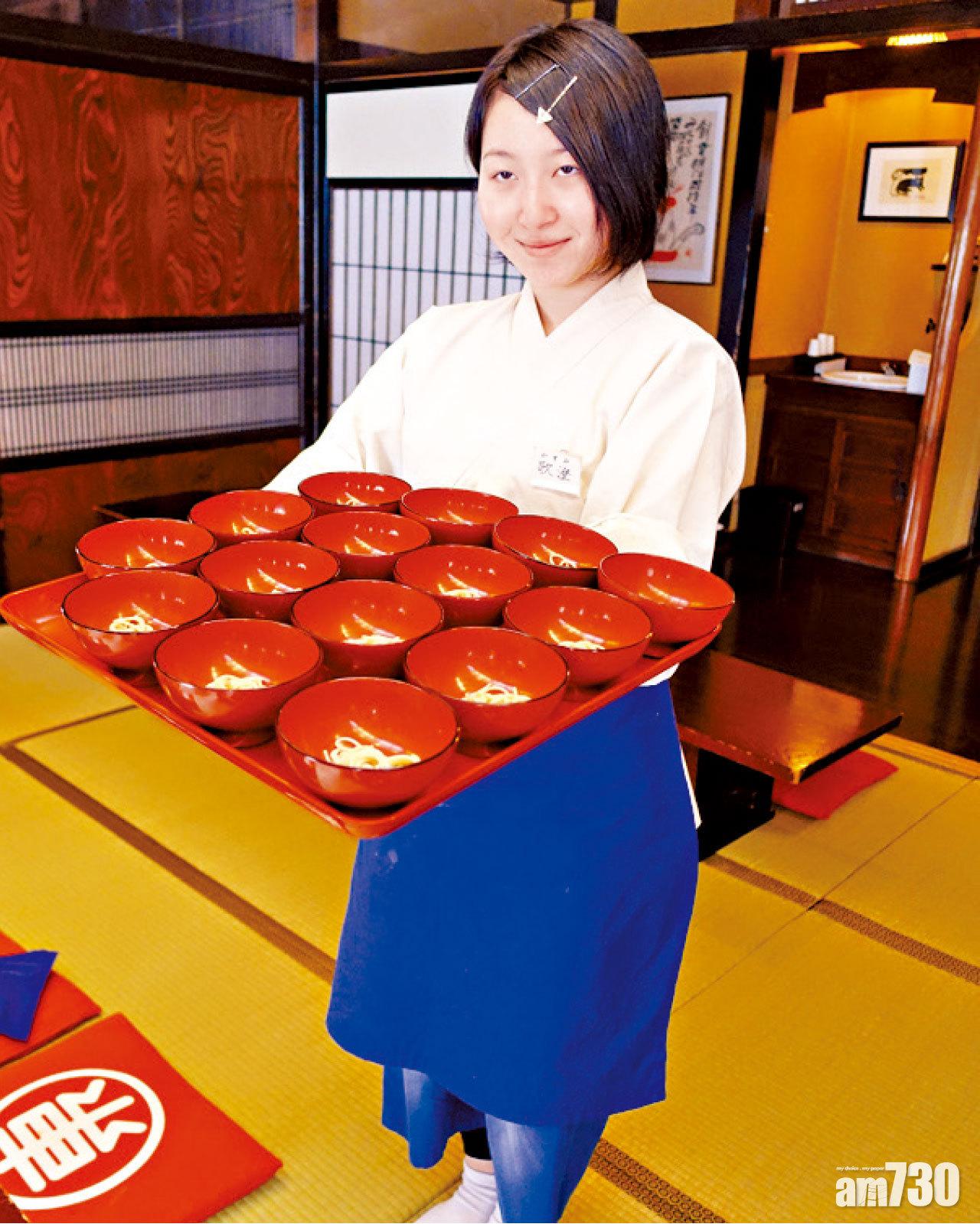 店員捧著大盤碗子蕎麥麵嚴陣以待。