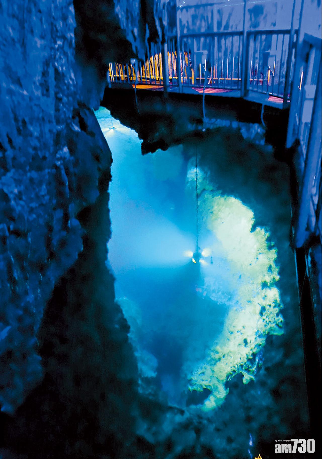 【龍泉洞】深不見底的洞穴湖泊非常神秘。