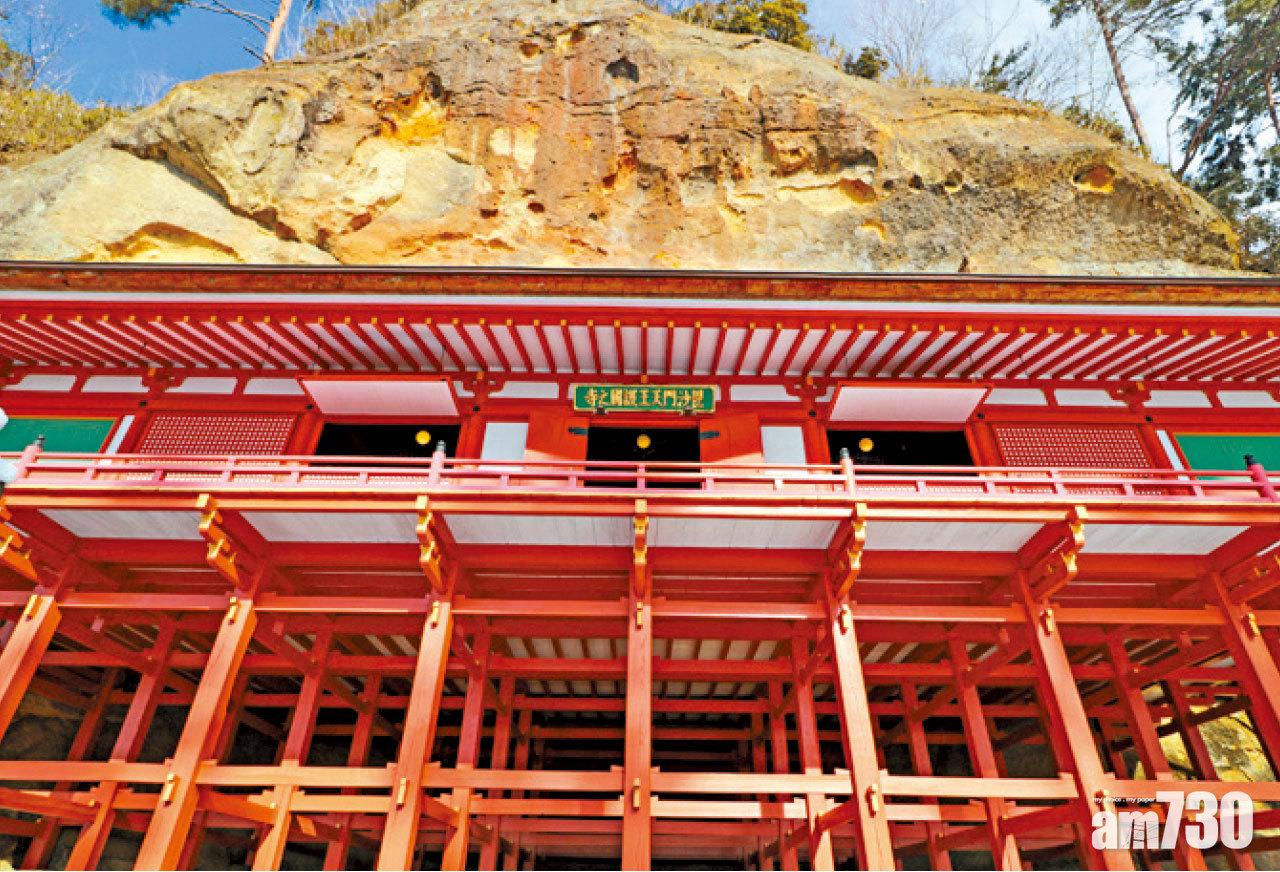 壯觀的達谷窟毘沙門堂,鮮紅色相當搶眼。