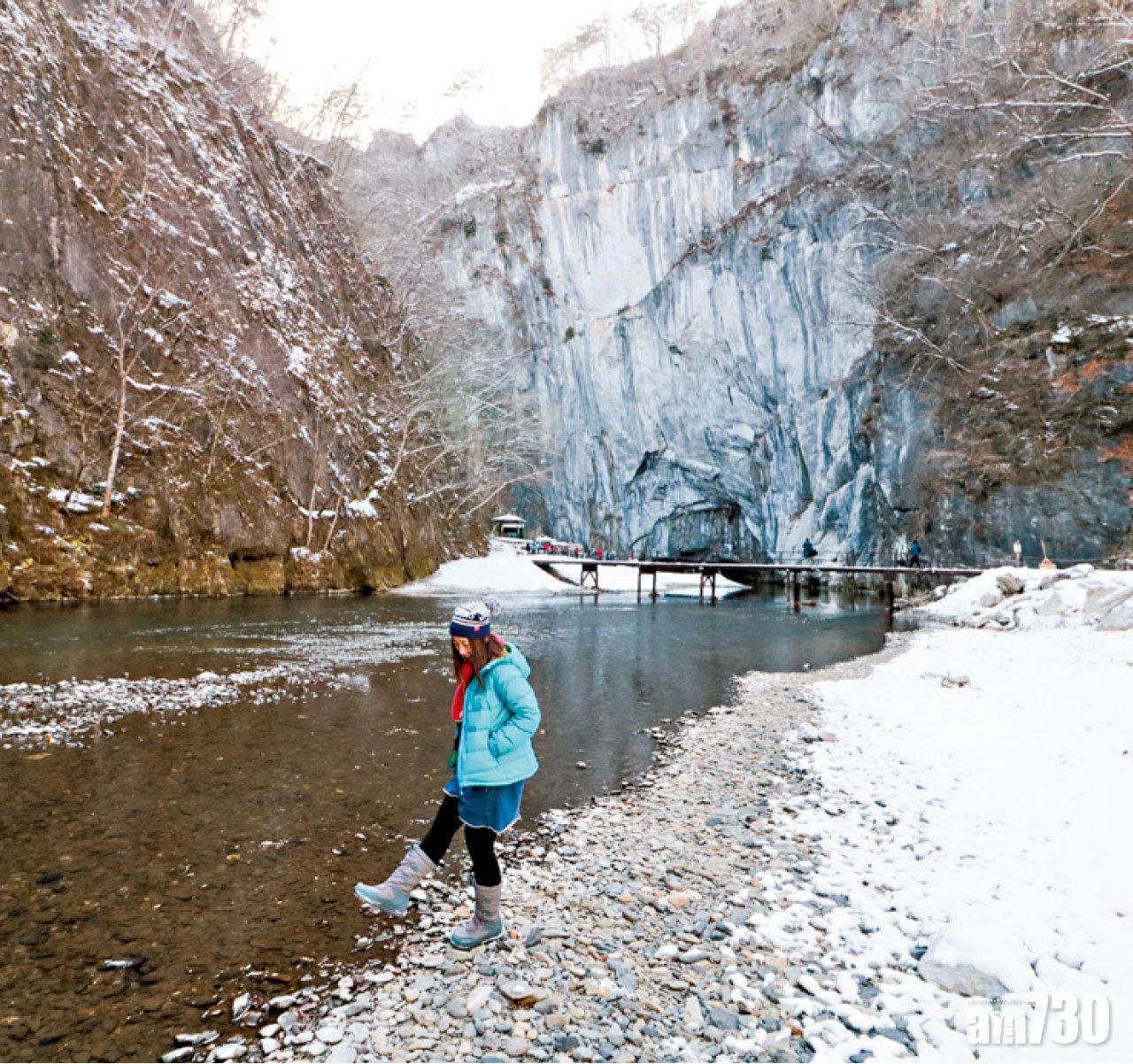 【猊鼻溪】在河邊細聽流水,不失為放鬆身心的活動之一。