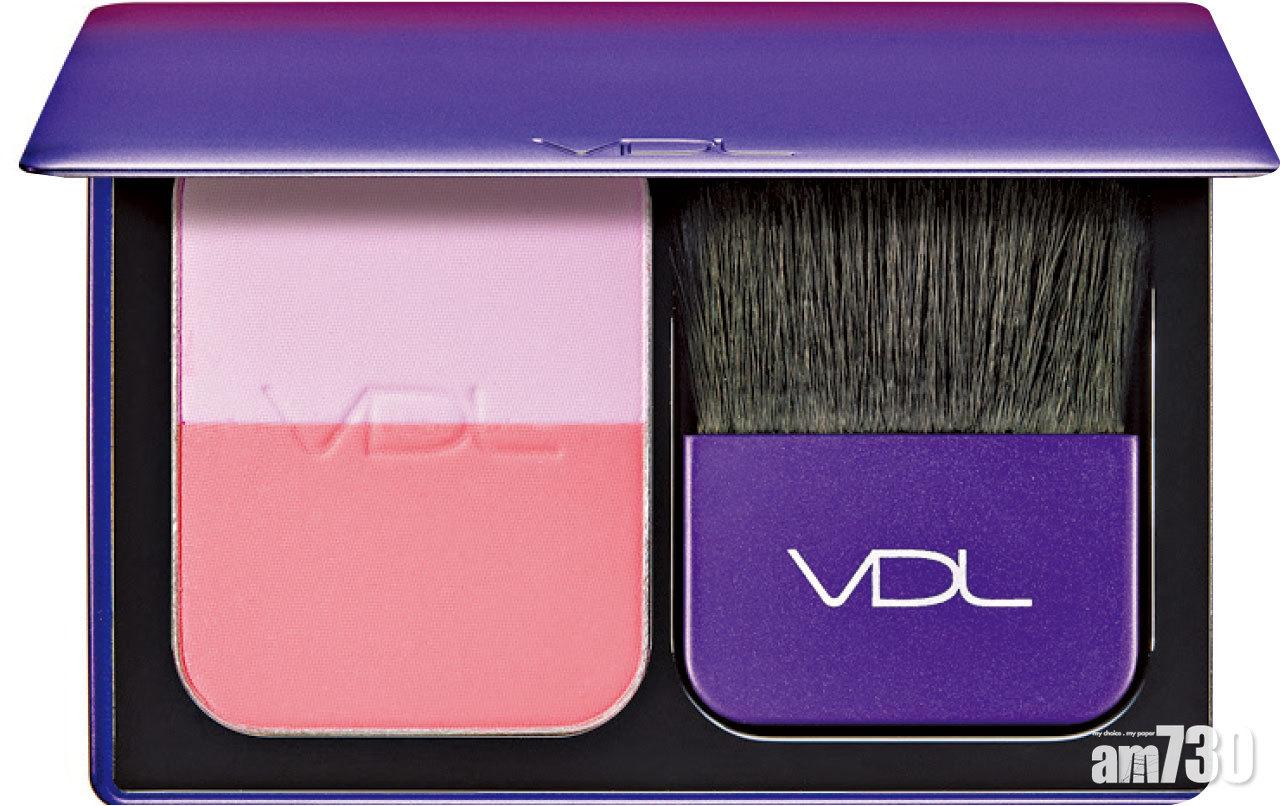 專業迷你胭脂彩盤$220,特別以Pantone色系中夢幻的淡薰衣草紫配淡珊瑚粉,亮麗的珍珠粉末,兼具提亮功效。