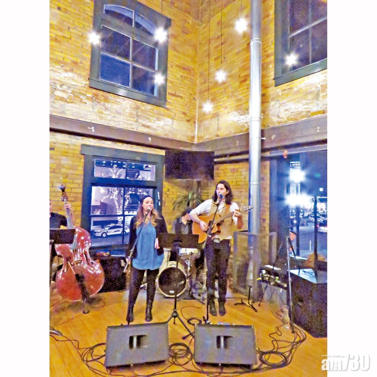 城中的餐廳表演。