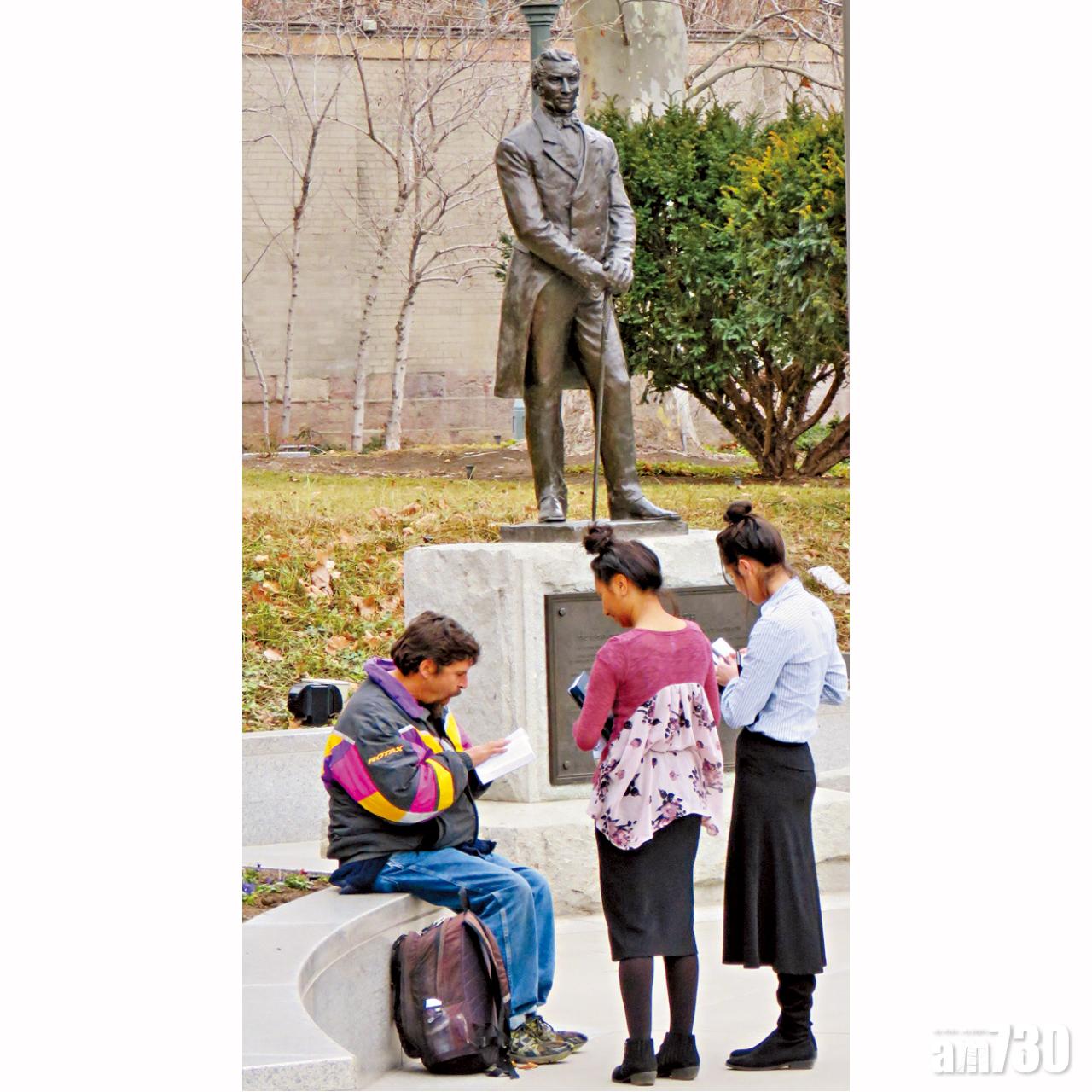 摩門教徒向遊人傳教。