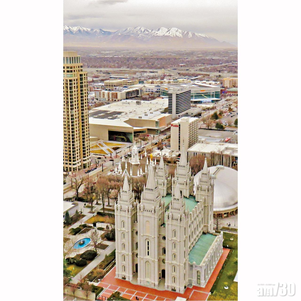 從高處俯瞰鹽湖城及摩門教聖殿。