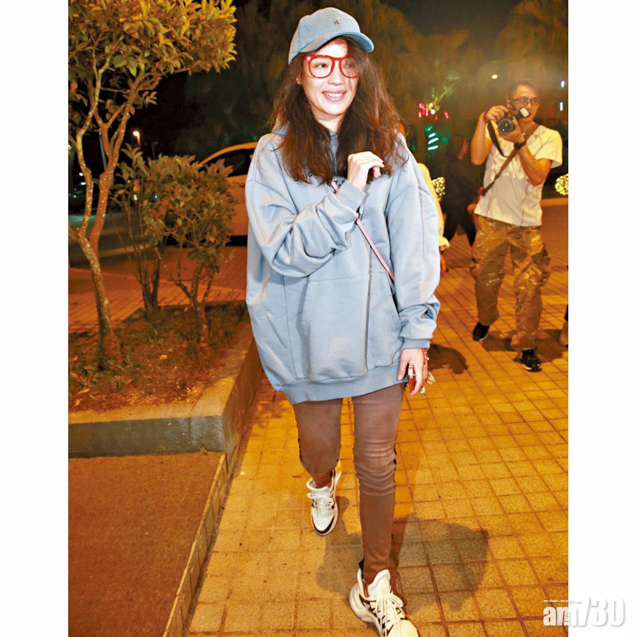 舒淇匆匆入場,未見老公馮德倫同行。