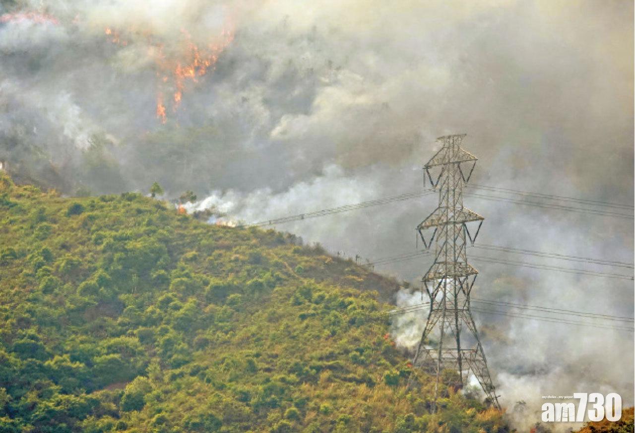 電塔附近亦有濃煙。