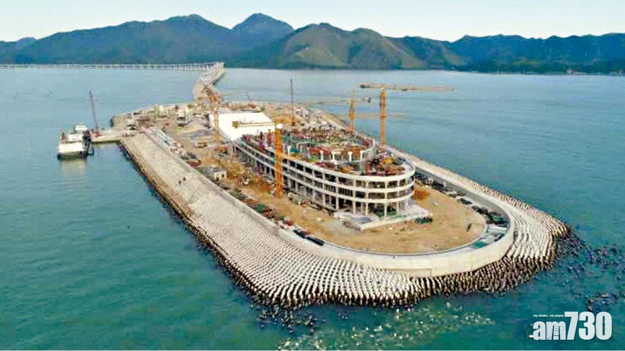 東人工島不規則地擺放防波堤的做法備受外界爭議。(大橋管理局圖片)