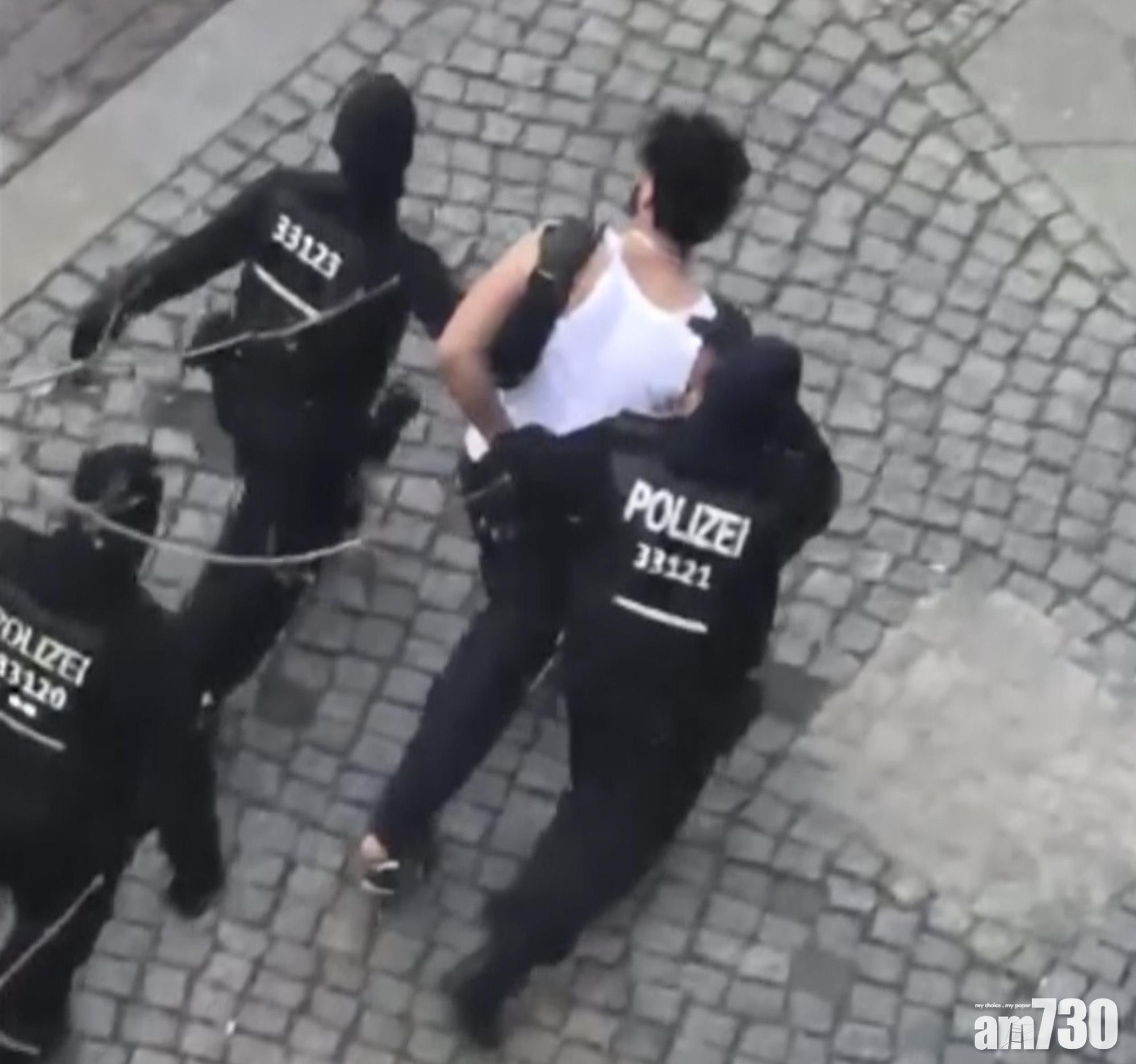 警方帶走其中一名疑犯。