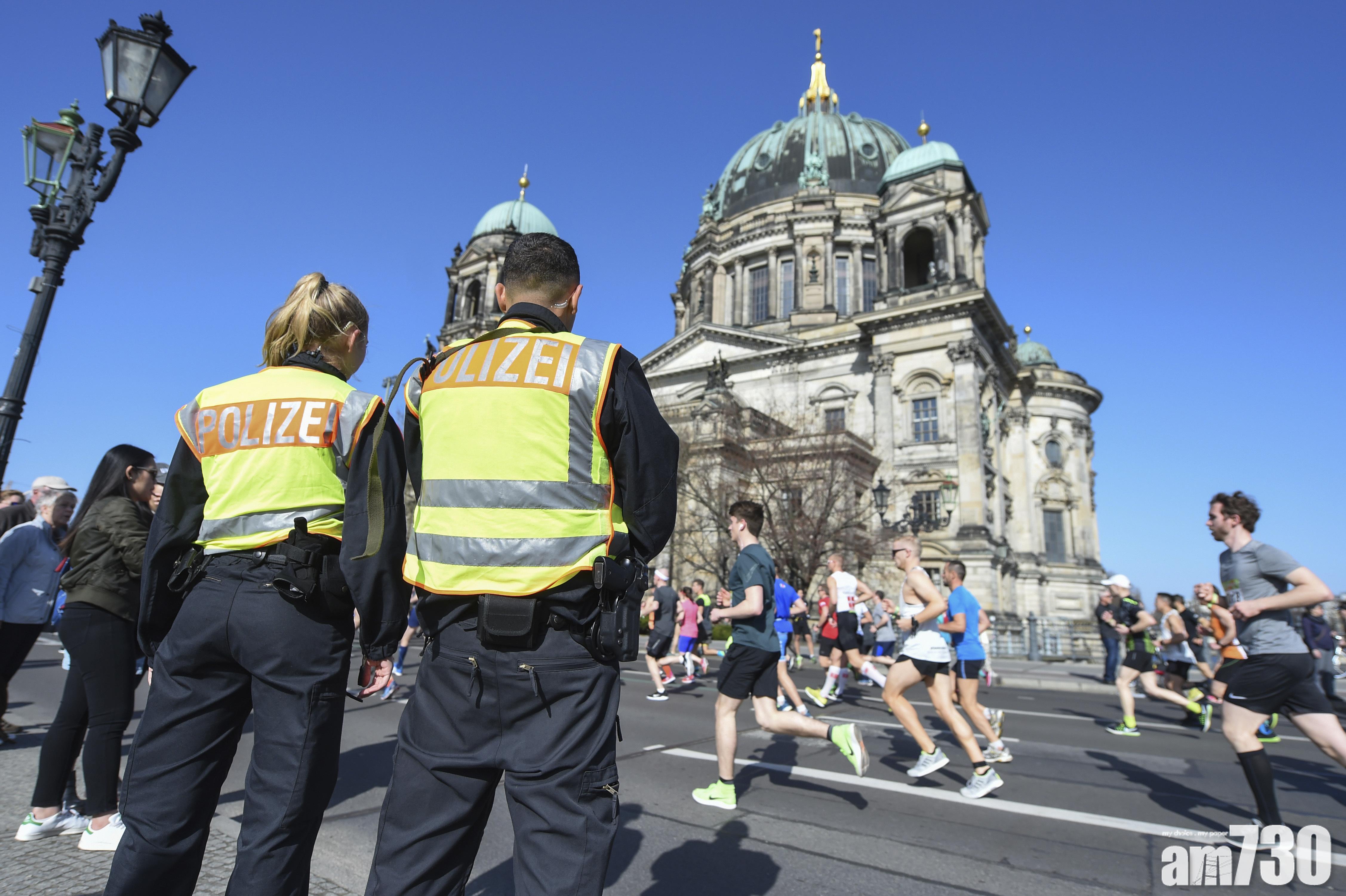 在昨日舉行的柏林半馬,警員於街上站崗看守。