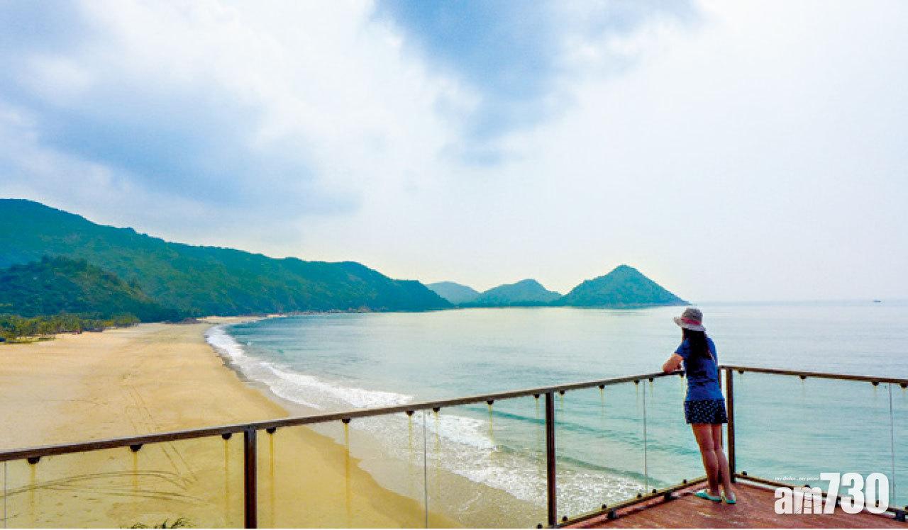 從情人崖上的最佳角度觀看七彩沙灘,配上涼風陣陣,舒適放鬆的感覺湧上來。