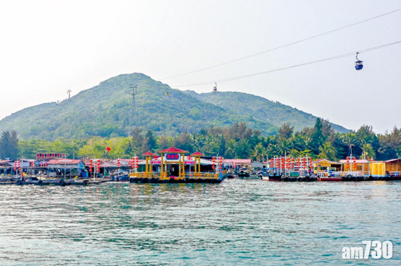 從猴島旅遊碼頭坐船到南灣半島,可遠眺蛋家漁村風情。