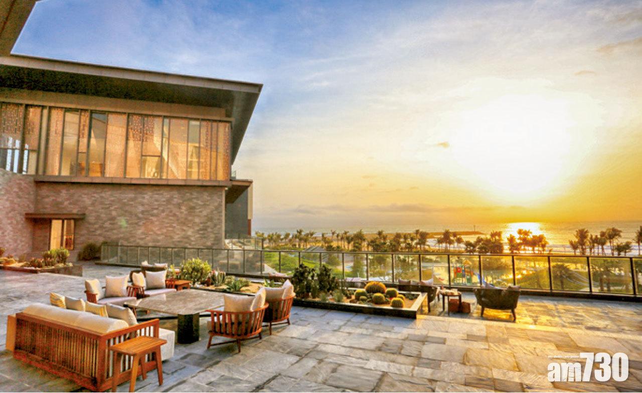 大堂外休憩處已可直望東面,迎接日出。