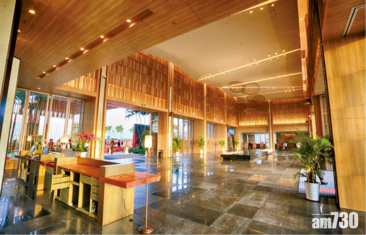 酒店大堂面積寬敞,門常開令海風直吹入來,非常涼爽。