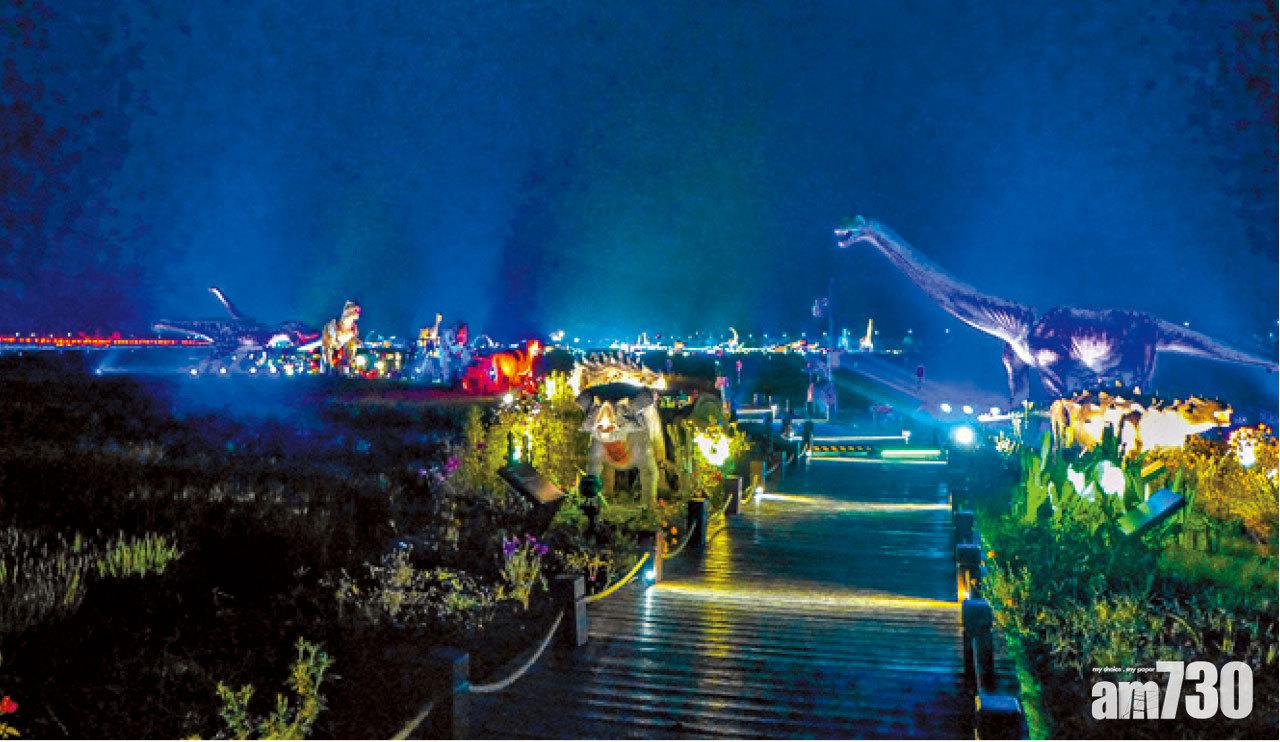 「百龍大道」在晚上會有色彩繽紛的燈光照亮每隻恐龍。