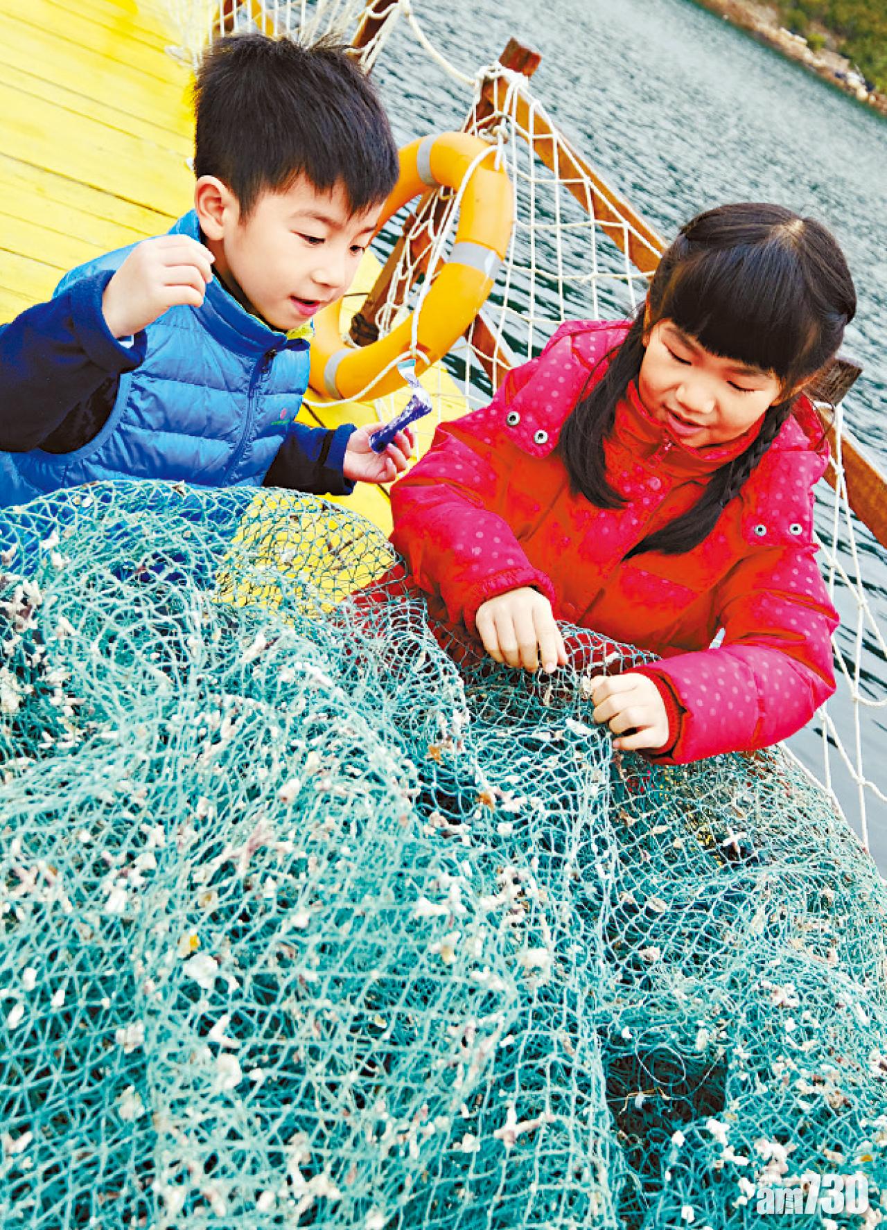 ▲漁網搵貝殼,小朋友興奮尋寶。