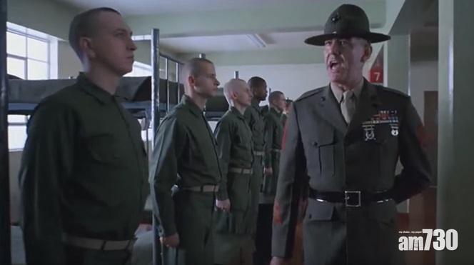 R. Lee Ermey在《烈血焚城》中飾演教官。