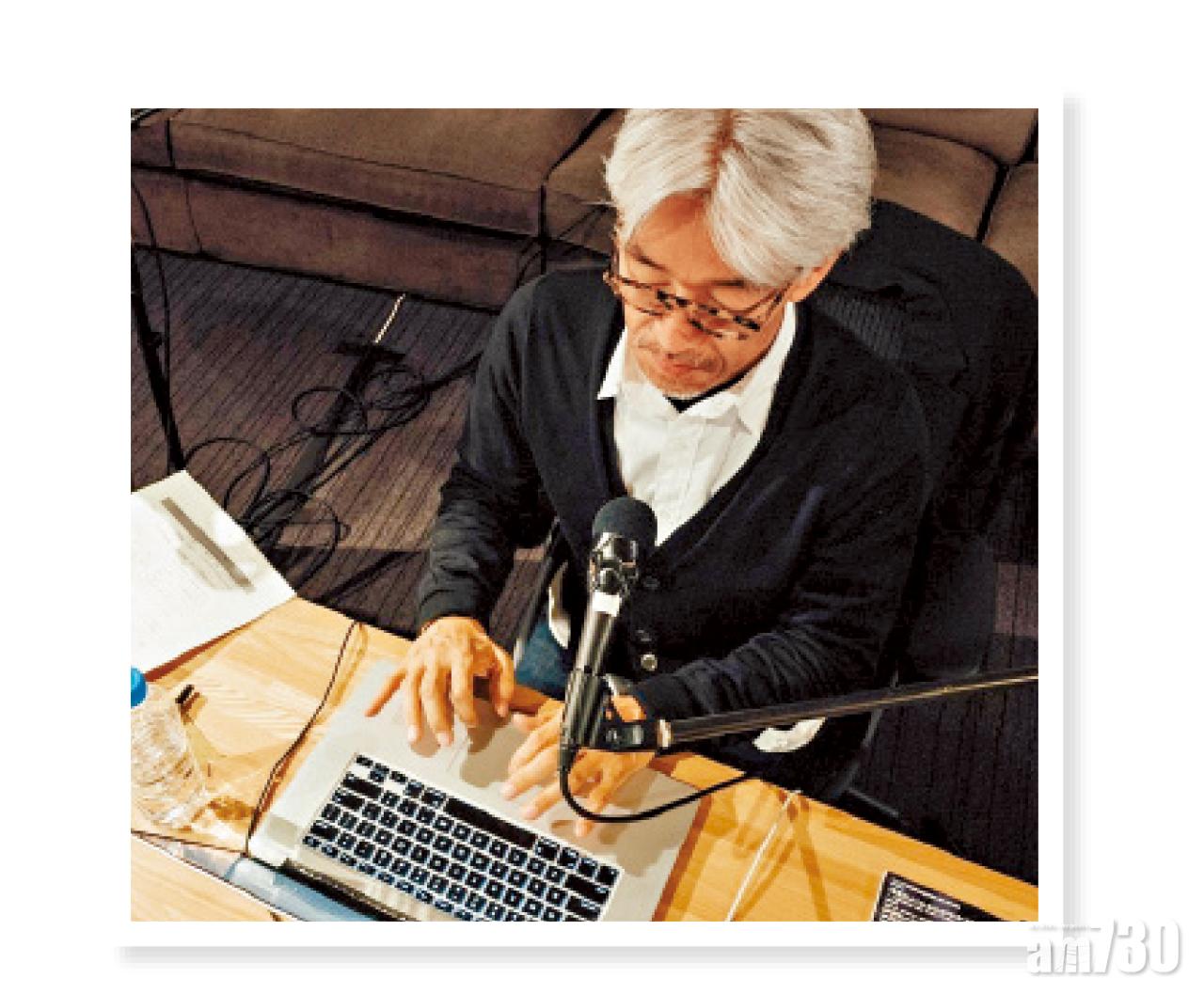 經歷大病,坂本教授仍堅持練琴造歌,以積極來面對不確定的未來。