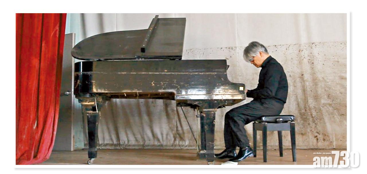 走到福島災區的教授,彈奏著一部被棄置的鋼琴。