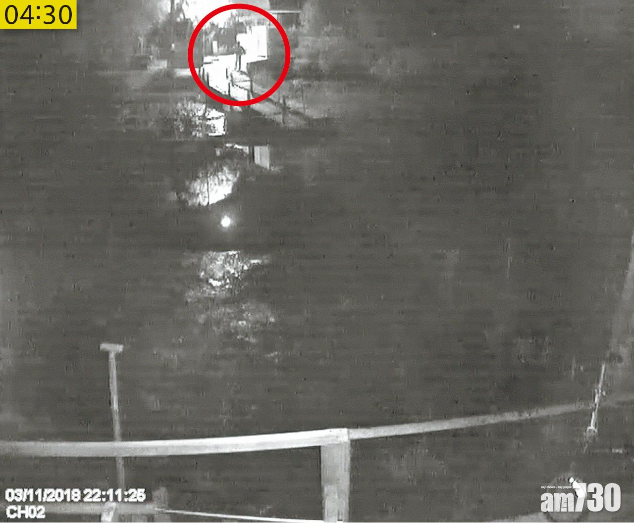 船隻起火期間,有一人(圓圈)在對岸渡頭出現,停留近1分鐘離開