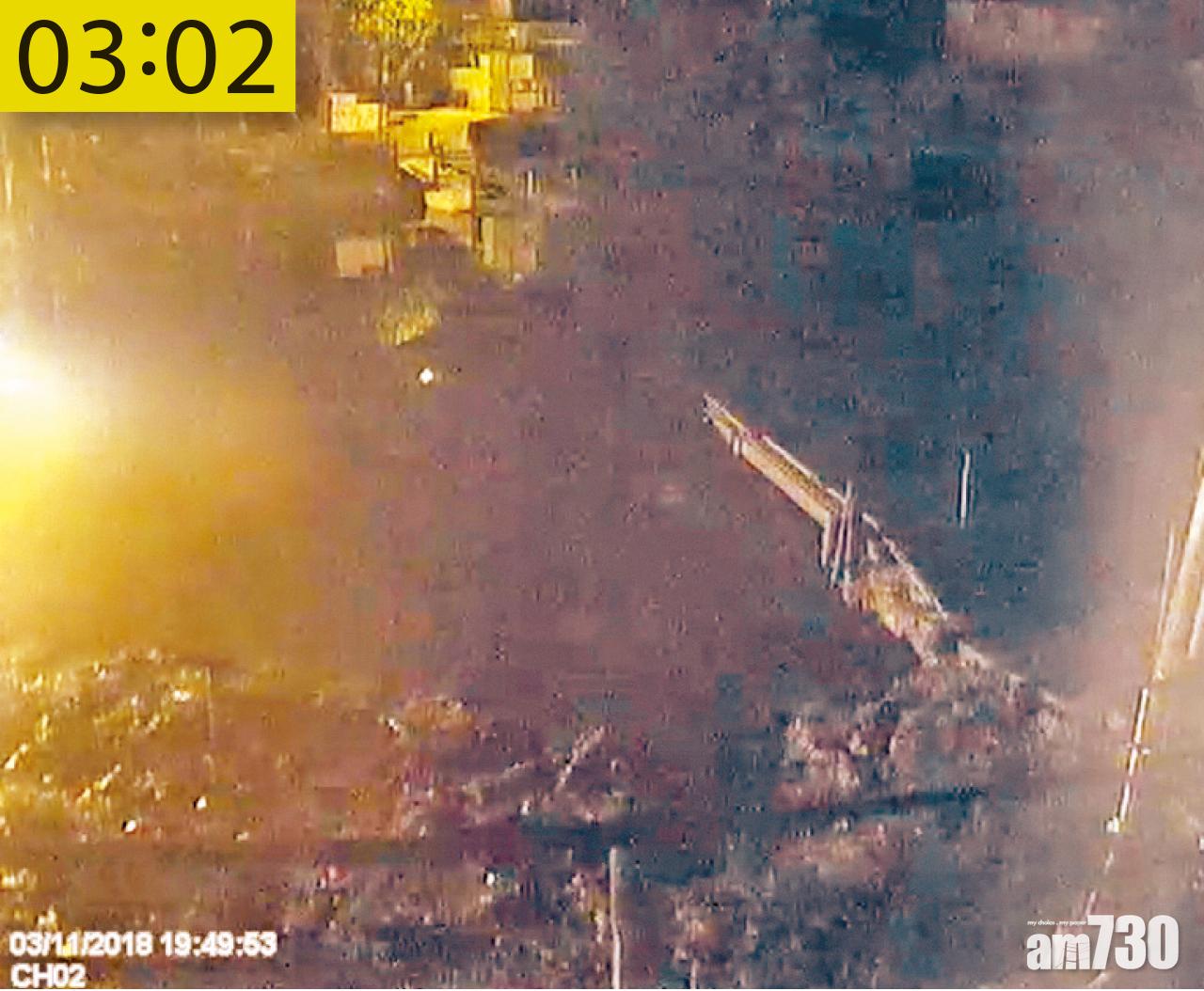 火勢加劇,火光照亮橫水渡兩岸,令閉路電視從夜視模式的黑白畫面,轉到日間模式