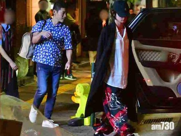 兩人飯後上名貴房車返屋企。