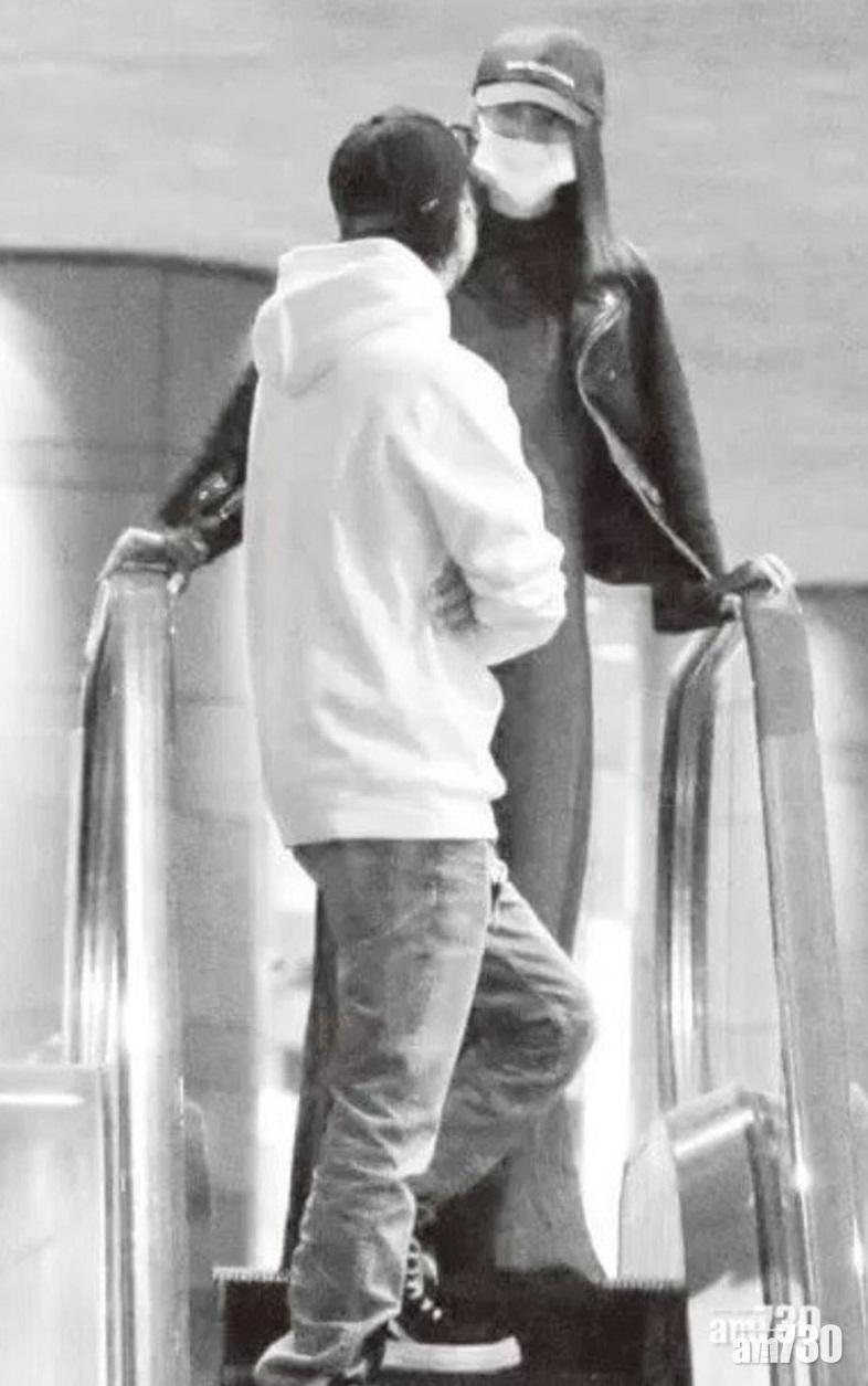 兩人相約去商場睇戲。