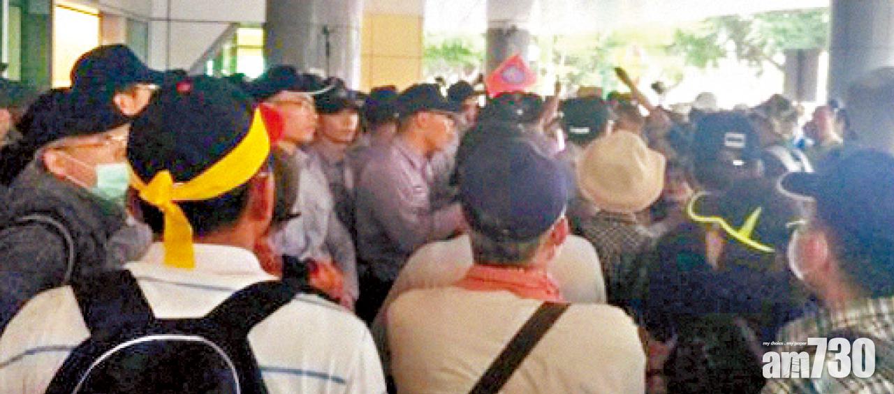 抗議人士堵塞醫院出入口。(互聯網)