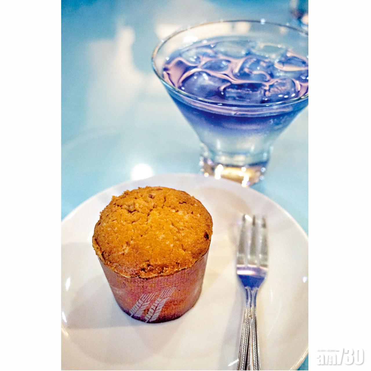 鳳梨乳酪蛋糕口味挺香濃,像是變滑了的鳳梨酥。