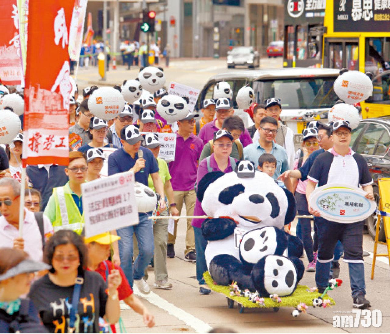 有人戴上熊貓造型帽子,指長工時令人得了「熊貓眼」。